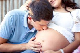 7 liebevolle Tipps, mit denen Papa seine Bindung zum Ungeborenen stärkt
