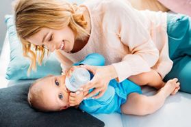 Zeit fürs Fläschchen – Welche Milch für dein Baby geeignet ist