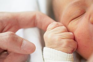 Neugeborenenakne – das hilft gegen die Pickelchen beim Baby!