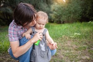 Lästige Insektenstiche bei Baby & Kleinkind – 6 hilfreiche Hausmittel vorgestellt