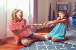 Häufig Streit unter Geschwistern – Das können Eltern tun!