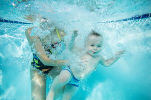 7 Tipps für ein vergnügtes Babyschwimmen – darauf sollten Eltern achten